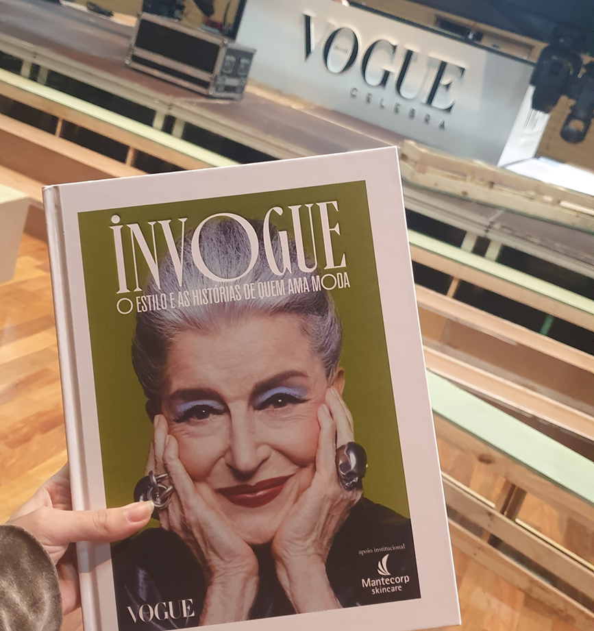Livro In Vogue na montagem do evento Vogue Celebra, onde a Showtime foi responsável pelo audiovisual 